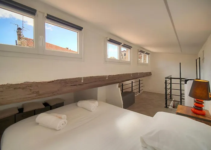 Upstays Suquet Center 56M Apartment Apartman